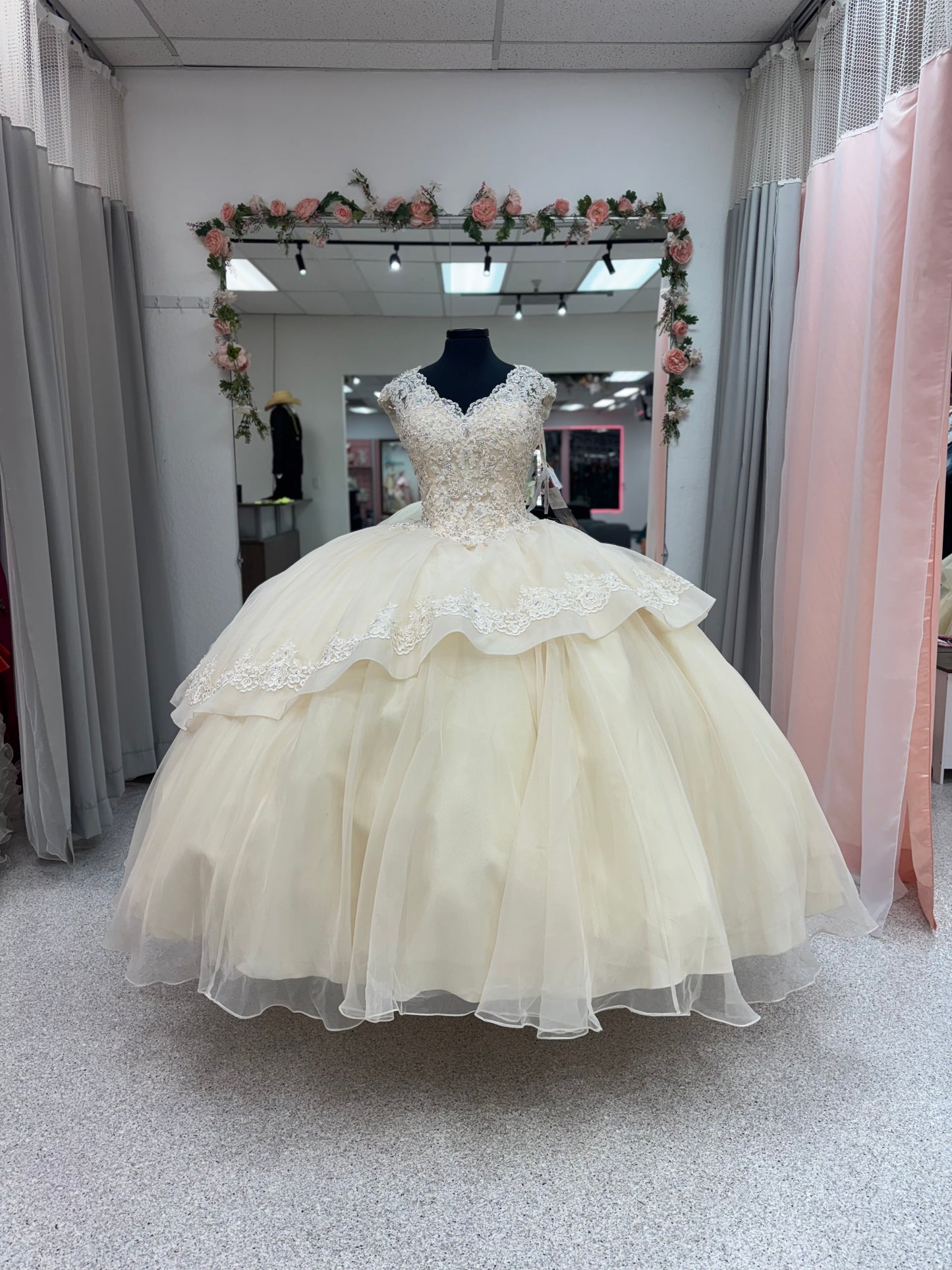 Champagne Lace Royale 60055