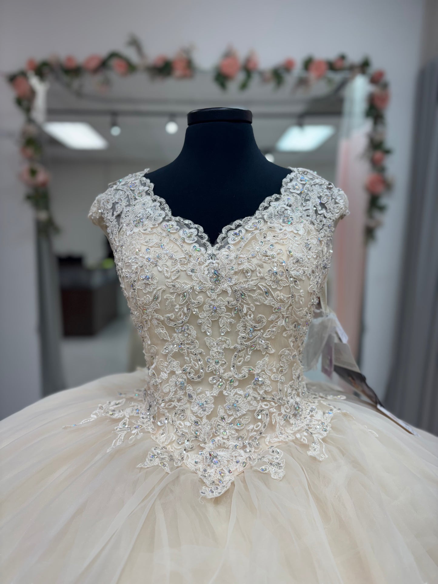 Champagne Lace Royale 60055