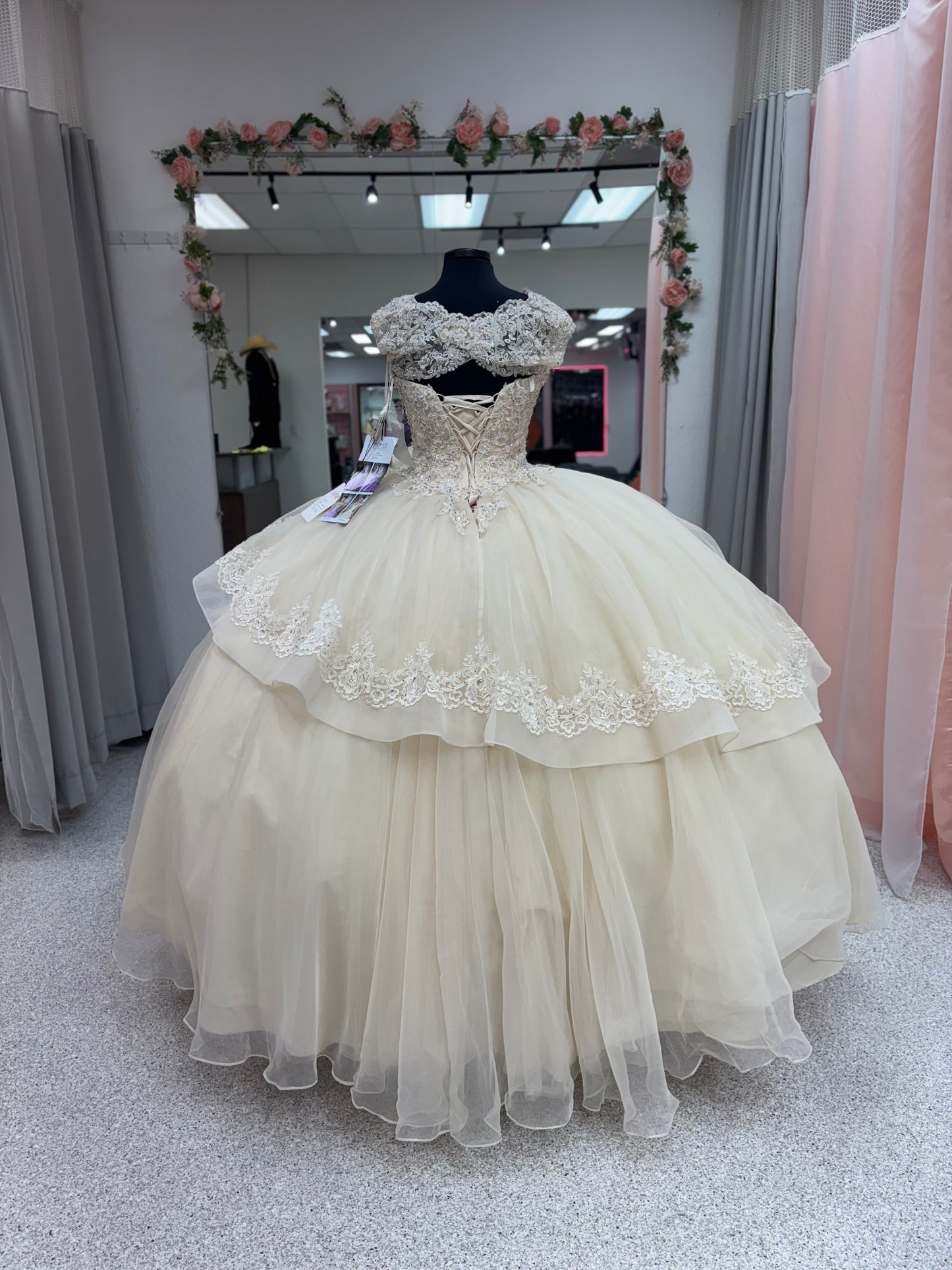 Champagne Lace Royale 60055